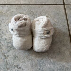 Brand new UGG White Baby Booties size 0/1 (0-6mo)
